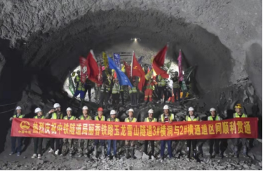 麗香鐵路玉龍雪山隧道建設(shè)使用永磁起重器
